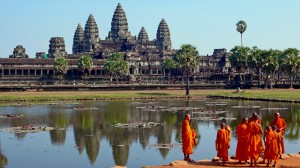 Buddhist_monks_in_front_of_the_Angkor_Wat