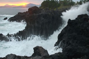 800px-Jungmun_Daepo_Columnar_Joints_with_waves_crashing