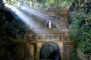 800px-Marble_Mountain_Gate,_Da_Nang