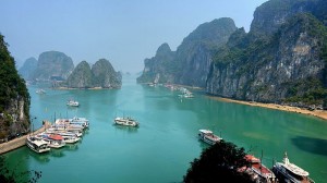 Ha_Long_Bay_on_a_sunny_day